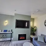 House - Sleeps 4 - Parking - Garden - Centre * Leeds (West Yorkshire)