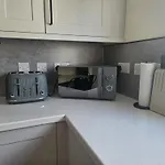 House - Sleeps 4 - Parking - Garden - Centre Сasa de vacaciones