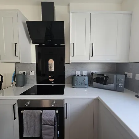 House - Sleeps 4 - Parking - Garden - Centre * Leeds (West Yorkshire)