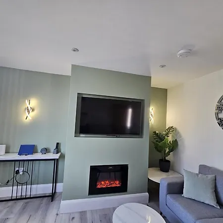 House - Sleeps 4 - Parking - Garden - Centre * Leeds (West Yorkshire)