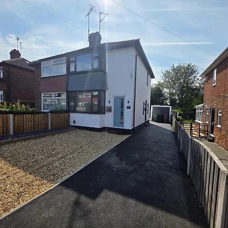 House - Sleeps 4 - Parking - Garden - Centre