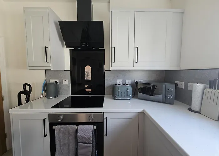 House - Sleeps 4 - Parking - Garden - Centre * Leeds (West Yorkshire)