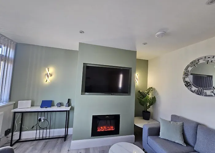 House - Sleeps 4 - Parking - Garden - Centre * Leeds (West Yorkshire)