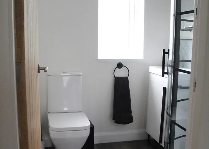 Holiday home House - Sleeps 4 - Parking - Garden - Centre