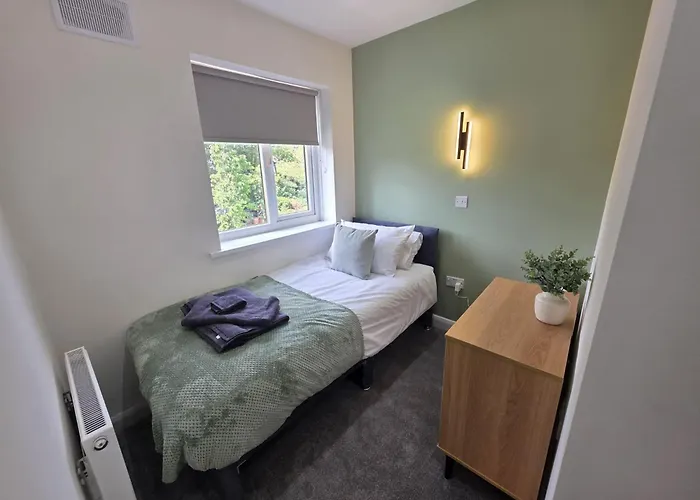 House - Sleeps 4 - Parking - Garden - Centre Holiday home