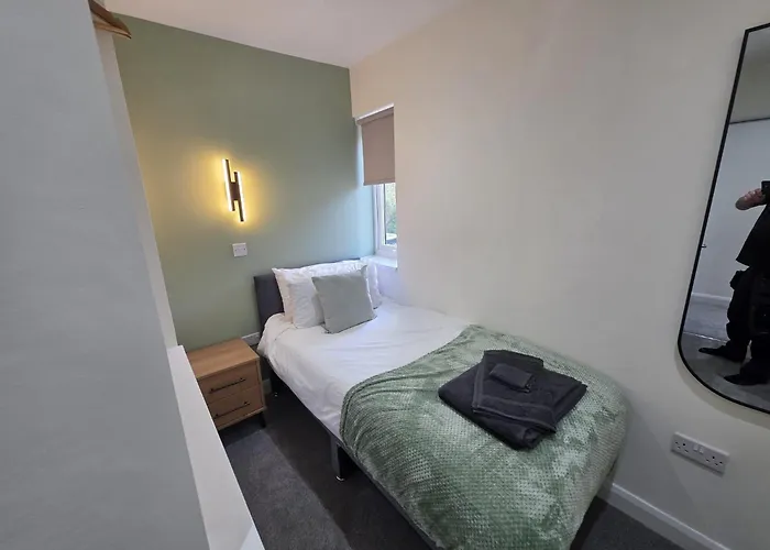 House - Sleeps 4 - Parking - Garden - Centre Holiday home *