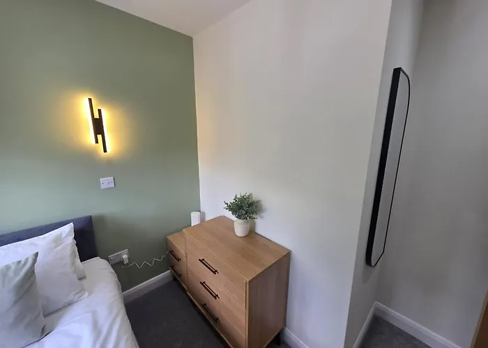 House - Sleeps 4 - Parking - Garden - Centre Holiday home *